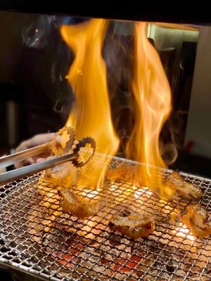 日本直送元氣!和牛名店挺過疫情 火烤兩吃1元鍋物寵客 ▲軟韌的牛大腸下鍋前,先把表層烤到焦香脆彈。(圖/記者蕭涵云攝)