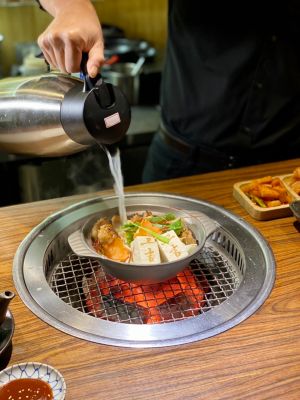 日本直送元氣!和牛名店挺過疫情 火烤兩吃1元鍋物寵客 ▲滋味濃郁的大腸鍋很適合寒冷冬天享用。(圖/記者蕭涵云攝)