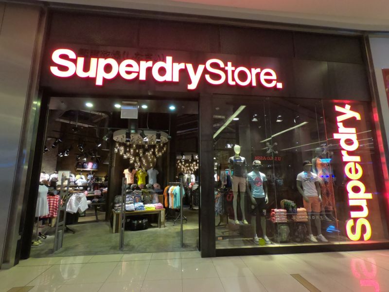 ▲曾經在台灣幾乎人手一件的英國潮牌「Superdry」，近年走下神壇風光不再，Superdry更在16日宣布，公司計畫從倫敦證交所下市，以進行重整避免破產。（圖／示意圖Shutterstock）