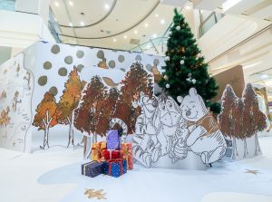 ▲少見的小熊維尼手繪風格，畫出一座雪白森林，陪大家一起過聖誕。（圖／中和環球購物中心提供）