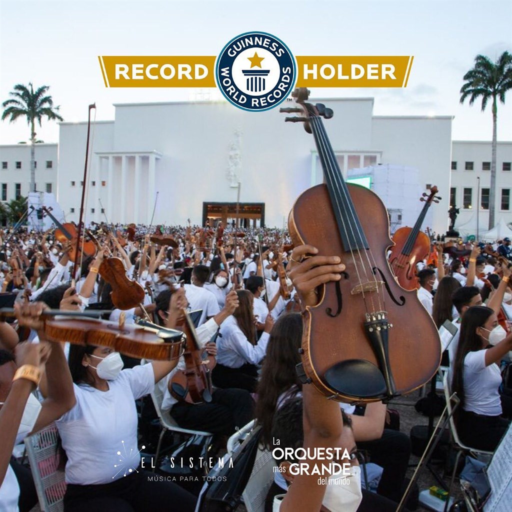 ▲委內瑞拉當局表示，國立青少年管弦樂團系統以8573名音樂家合奏改寫「世界上最大管弦樂團」的金氏世界紀錄。（圖取自El Sistema臉書facebook.com）