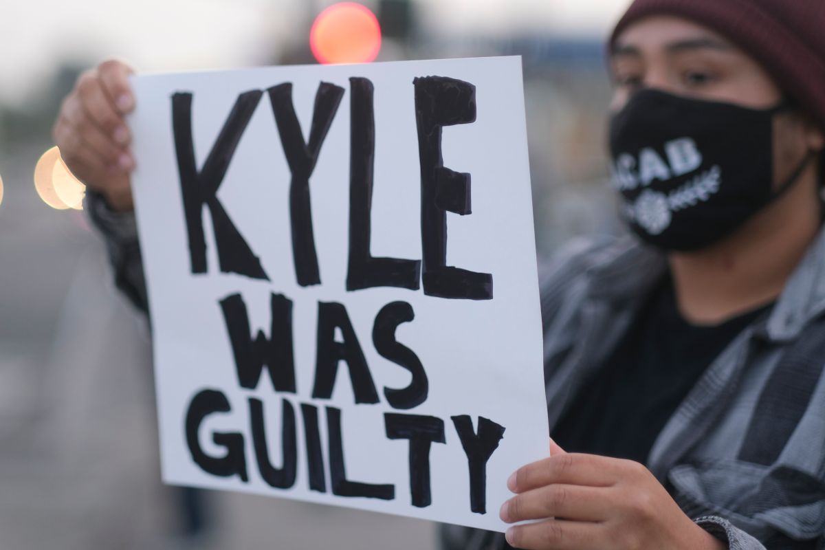 ▲美國少年黎頓豪斯（Kyle Rittenhouse）去年8月25日在威斯康辛州基諾沙市的反警示威中，持槍掃射造成2死1傷。但他洗清罪名後引起不少民眾不滿並發起示威抗議。（圖／美聯社／達志影像）