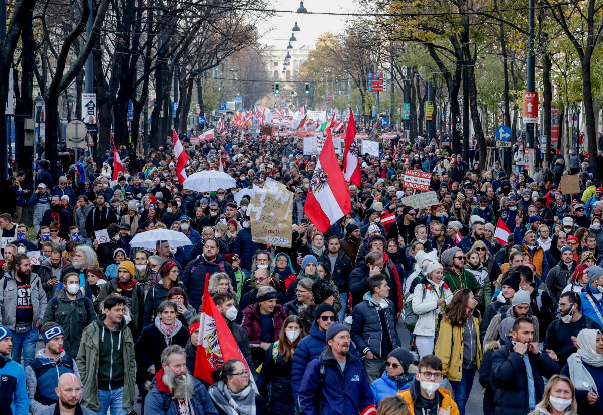 ▲奧地利宣布將祭出疫苗強制令，數以萬計人民上街抗議以示反對。資料照。（圖／美聯社／達志影像）