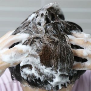 吃太辣、洗太熱容易掉髮變禿頭?中醫曝養髮秘訣 ▲頭皮相當脆弱,想要養髮,從飲食、生活習慣到洗護行為,都要特別注意。(圖/Rene Furterer萊法耶提供)