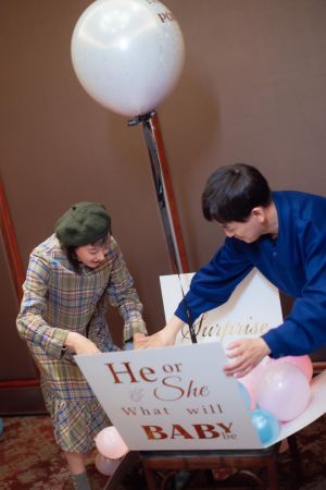 ▲孟耿如(左)與黃子佼(右)一同拆開寫著「he or she」的箱子。(圖/黃子佼提供) ▲孟耿如(左)與黃子佼(右)一同拆開寫著「he or she」的箱子。(圖/黃子佼提供)