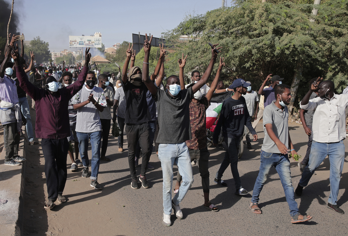 ▲蘇丹軍方21日解除對總理哈姆杜克的行動限制，仍有數以百計名蘇丹示威者抗議軍事政變。（圖／美聯社／達志影像）