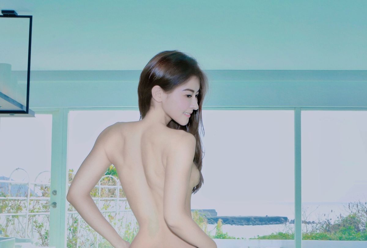 ▲夏米雅出浴模樣曝光,上半身一絲不掛,性感指數破表。(圖/固力狗娛樂提供)