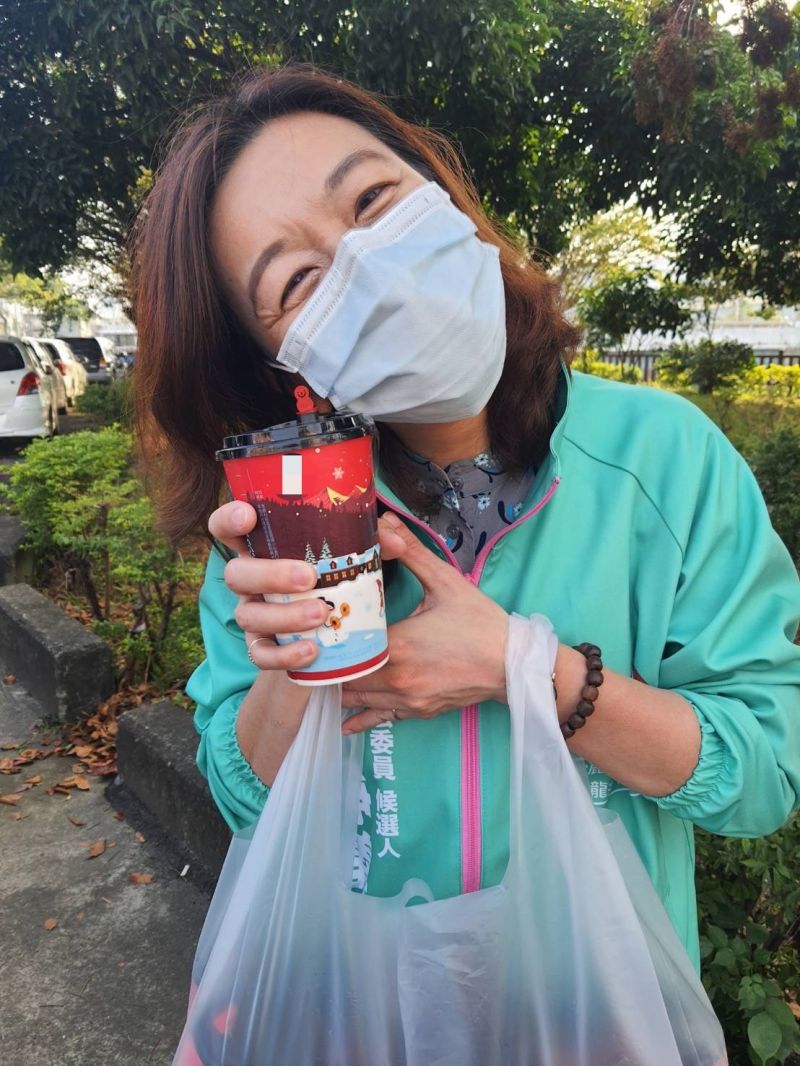 ▲林靜儀路口拜票,秀支持者暖心送的咖啡,她看到照片後自嘲「笑到魚尾紋都跑粗乃了」。(圖/林靜儀競選總部提供,2021.11.22)