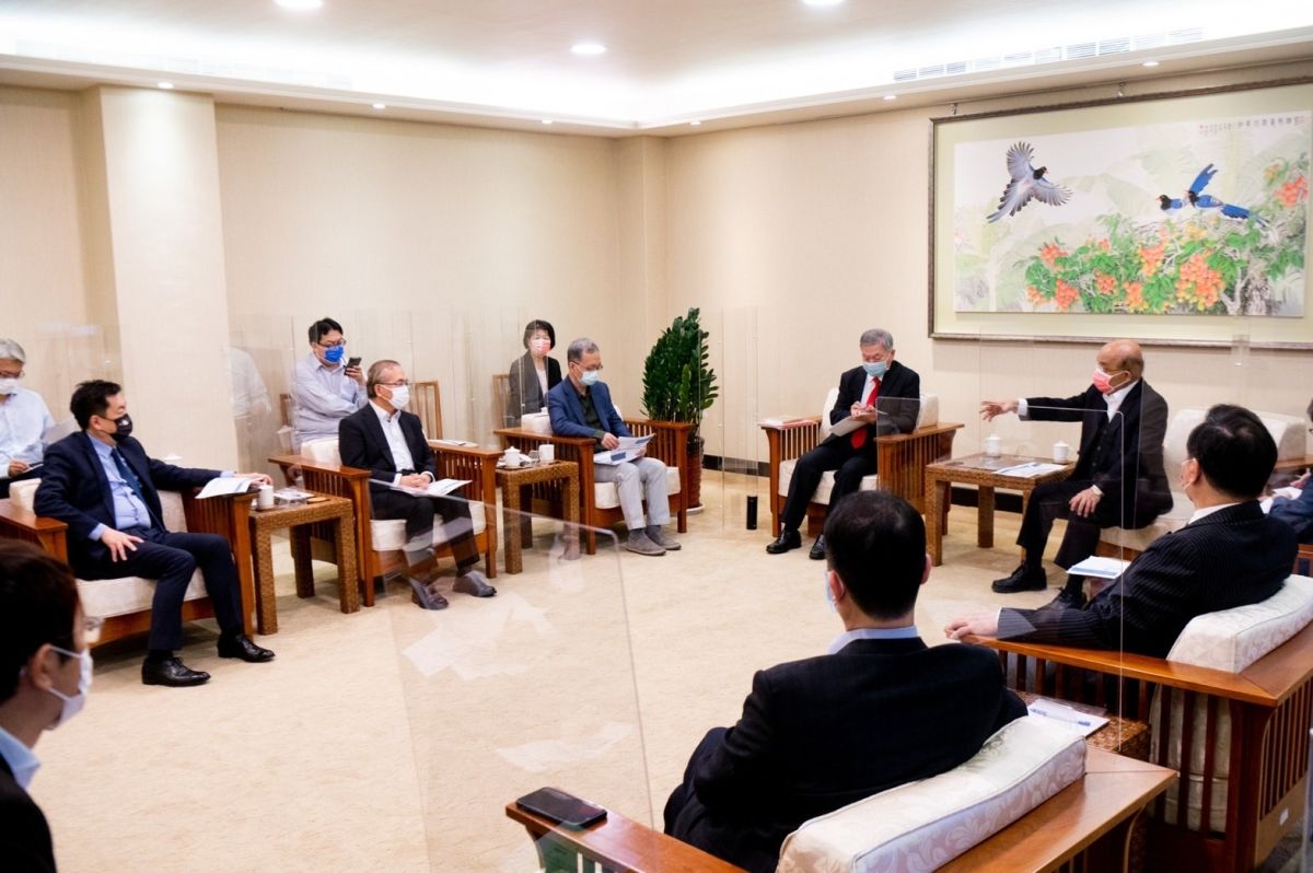 ▲行政院今(22)日召開擴大防疫會議,指揮中心指出,有關春節返鄉專案,預計可提升至3萬5500房供返國民眾預訂。(圖/行政院提供)