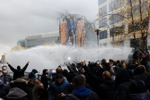 比利時數萬民眾抗議防疫釀暴動　官員強烈譴責
