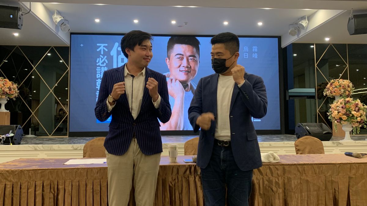 ▲顏寬恒發言人張禹宣(左)說明105碼頭得標廠商是成豐倉儲後,媒體再爆台中紅黑派透過成豐拿下20年經營權的內幕。(圖/記者顏幸如攝,2021.11.22)