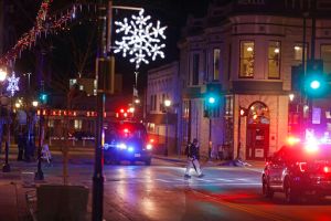 美國聖誕遊行爆槍響！休旅車「全速衝撞」人群釀5死40傷
