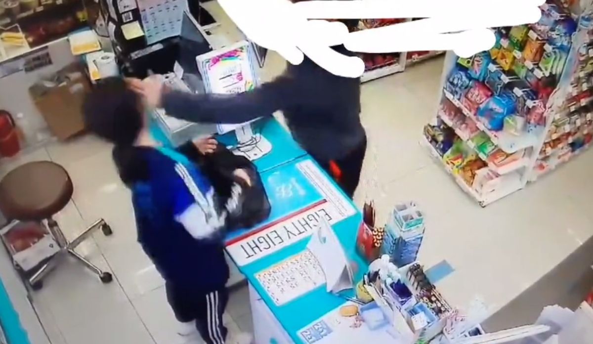 ▲韓國女店員提醒顧客戴口罩，遭到男子大力掌摑。（圖／擷取自推特@ehdns_0604）