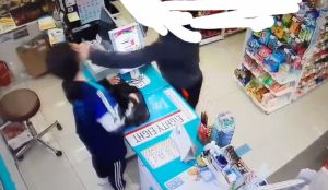 提醒客戴口罩！韓女店員遭「煽巴掌」倒地　店內畫面曝光
