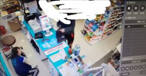 女店員突然遭到大力掌摑後,扶著右臉倒地不起。(圖/擷取自推特@ehdns_0604) ▲女店員突然遭到大力掌摑後,扶著右臉倒地不起。(圖/擷取自推特@ehdns_0604)