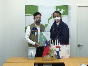李問 泉裕泰 ▲李問致贈「蔡英文、賴清德就職紀念酒」