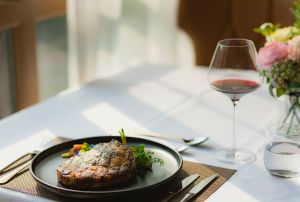 雖然原PO列出許多高價牛排,但多數網友仍推平價老店。(圖/取自unsplash) ▲雖然原PO列出許多高價牛排,但多數網友仍推平價老店。(圖/取自unsplash)