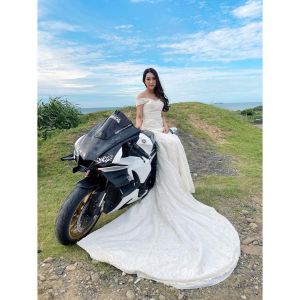 重機女神 ▲小J常騎重機發布美照,被封重機女神。(圖/翻攝小J IG)