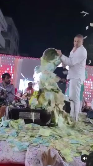 烏爾瓦希拉達迪亞在表演時,許多人灑鈔票打賞,豪奢場面令人震驚。(圖/翻攝烏爾瓦希拉達迪亞IG) ▲烏爾瓦希拉達迪亞在表演時,許多人灑鈔票打賞,豪奢場面令人震驚。(圖/翻攝烏爾瓦希拉達迪亞IG)