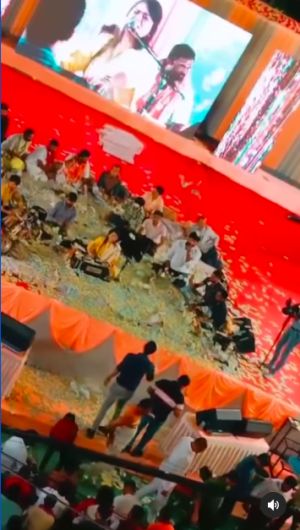 烏爾瓦希拉達迪亞在表演時,許多人灑鈔票打賞,豪奢場面令人震驚。(圖/翻攝烏爾瓦希拉達迪亞IG) ▲烏爾瓦希拉達迪亞在表演時,許多人灑鈔票打賞,豪奢場面令人震驚。(圖/翻攝烏爾瓦希拉達迪亞IG)