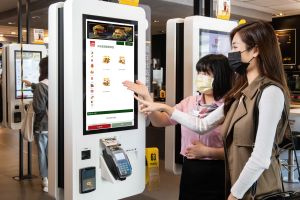 加1元多1件!麥當勞漲價前「這樣吃」最省 飲料免費升級 ▲數位自助點餐機點選「年終振興優惠專區」,也可使用優惠券。(圖/台灣麥當勞提供)