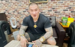 館長 ▲館長得知被奎丁假摔騙倒,忍不受對著鏡頭飆出國罵。(圖/翻攝奎丁YouTube)