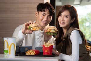▲ 台灣麥當勞「炸蝦天婦羅安格斯黑牛堡」、「雙蝦天婦羅堡」11月24日起限期登場。(圖/台灣麥當勞提供) ▲ 台灣麥當勞「炸蝦天婦羅安格斯黑牛堡」、「雙蝦天婦羅堡」11月24日起限期登場。(圖/台灣麥當勞提供)