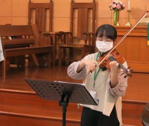 就讀中山大學音樂系的鄭楚虹小提琴演奏最愛曲目《女人香》。(圖/移民署提供) ▲就讀中山大學音樂系的鄭楚虹小提琴演奏最愛曲目《女人香》。(圖/移民署提供)