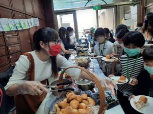 ▲新住民及二代開心享用感恩節大餐。（圖／移民署提供）