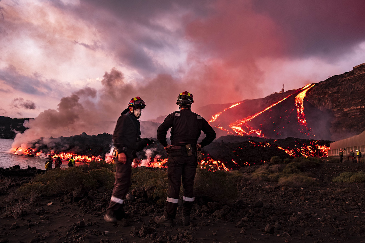 ▲西班牙拉帕馬島加納利火山日前噴發，由於汩汩流出的熔岩流抵大海。資料照。（圖／美聯社／達志影像）