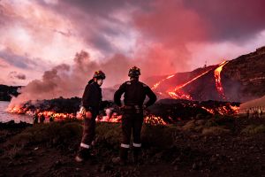 西班牙加納利火山熔岩流抵大海　當局下禁足令防毒氣傷人
