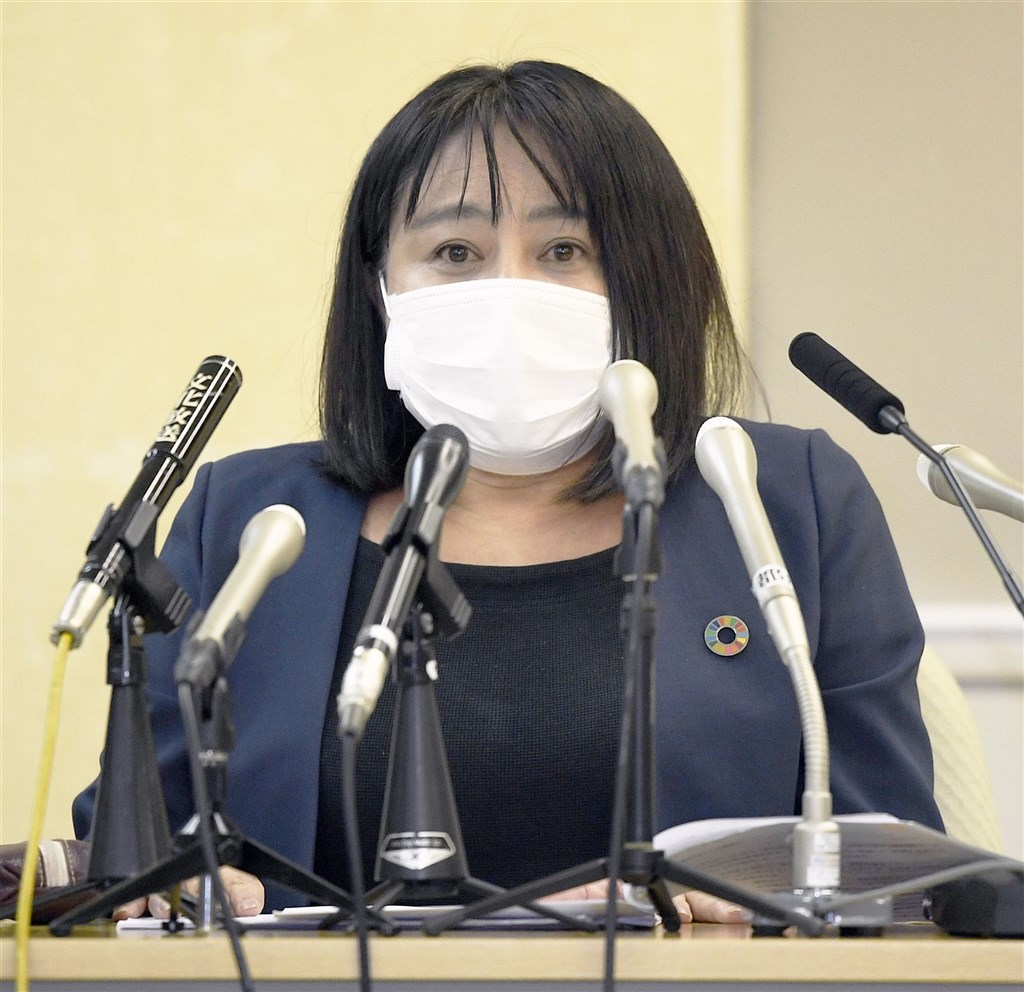 ▲日本東京都議員木下富美子被發現無照駕駛肇禍，後又被查出她共無照駕駛7次，22日在記者會上道歉並宣布辭職。（圖／翻攝自共同社）