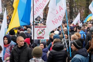 ▲烏克蘭當局推估，該國近日的反疫苗示威，背後也有俄國勢力在操縱。（圖／美聯社／達志影像）