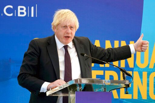 ▲英國首相強生（Boris Johnson）昨（22）日致詞一時忘了說到哪裡，竟搬出「佩佩豬」當聊天話題解決尷尬場面。（圖／美聯社／達志影像）