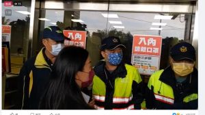 邀顏寬恒出面說清楚105碼頭案 時力吃閉門羹 ▲時代力量吳佩芸等人欲進入顏寬恒服務處下戰帖,但吃了閉門羹。(圖/時代力量台中黨部提供,2021.11.23)