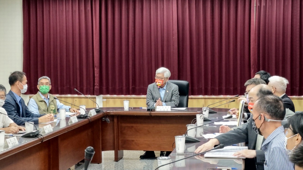 ▲中選會112年度預算出爐，歲出編列17億4938萬元。圖為中選會主委李進勇（中）。（圖／屏東縣選委員會提供）