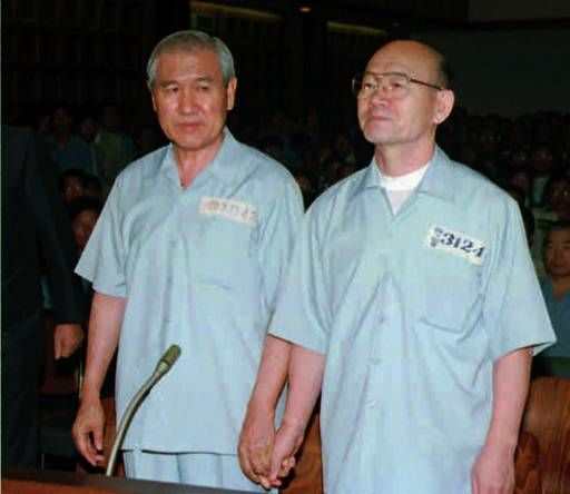 ▲1996年3月11日，韓國前總統全斗煥、盧泰愚並列公開受審。（圖／美聯社／達志影像）