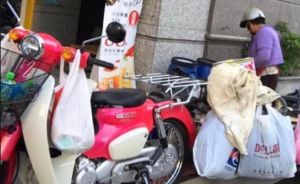 台南老婦騎「小粉紅」撿回收！網一查定價嚇：不想努力了
