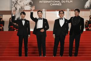 ▲宋康昊(右)、李炳憲(左二)出演的《緊急迫降》,在坎城影展獲好評。(圖/車庫) ▲宋康昊(右)、李炳憲(左二)出演的《緊急迫降》,在坎城影展獲好評。(圖/車庫)