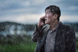 ▲宋康昊在《緊急迫降》中,追查前所未見航空災難事件。(圖/車庫) ▲宋康昊在《緊急迫降》中,追查前所未見航空災難事件。(圖/車庫)