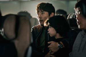 ▲李炳憲在電影中飾演即使有飛行恐懼症，仍為了女兒一起搭上飛機的乘客一角。（圖／車庫）