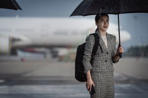 ▲全道嬿在片中飾演積極應對緊急狀態的交通部官員角色,(圖/車庫) ▲全道嬿在片中飾演積極應對緊急狀態的交通部官員角色,(圖/車庫)