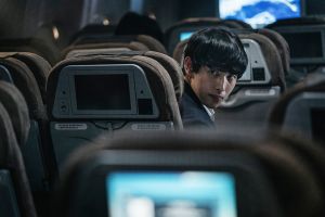 ▲任時完片中飾演獨自搭機的乘客。(圖/車庫) ▲任時完片中飾演獨自搭機的乘客。(圖/車庫)