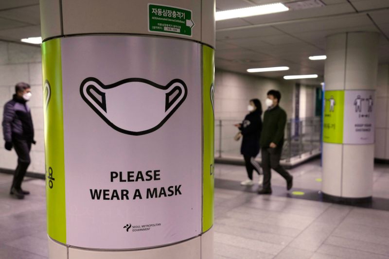 ▲韓國將在12月內制定「取消室內戴口罩」的規範標準。（圖／美聯社／達志影像）