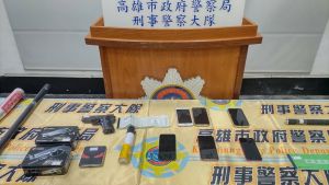 警方查獲CO2瓦斯槍、模擬槍、西瓜刀、鐵鏟、球棒等物品。(圖/翻攝畫面) ▲警方查獲CO2瓦斯槍、模擬槍、西瓜刀、鐵鏟、球棒等物品。(圖/翻攝畫面)