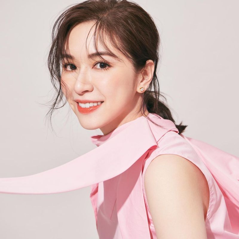▲▼蔡依珊沒有官夫人架子，除了把自家食品事業經營得有聲有色，也長年致力公益。（圖／蔡依珊IG）