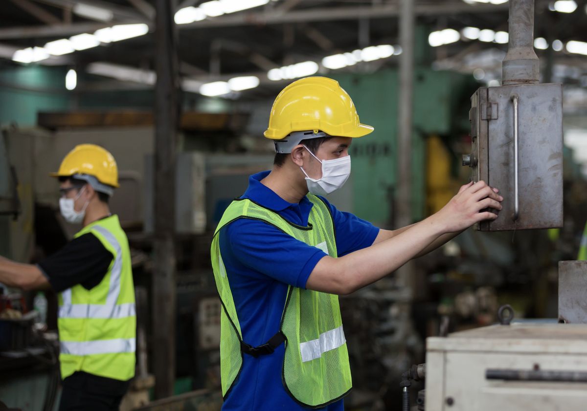 ▲台灣自11月11日起重新開放移工入境，但過去這段期間以來移工禁令讓台灣各產業缺工情形嚴重，也凸顯出移工對台灣產業的重要性。（示意圖／shutterstock）