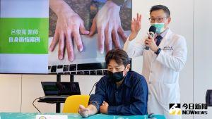 ▲執刀的博田國際醫院醫師呂俊寬自己本身就是位斷指病患。( 圖/記者陳美嘉攝,2021.11.24) ▲執刀的博田國際醫院醫師呂俊寬自己本身就是位斷指病患。( 圖/記者陳美嘉攝,2021.11.24)