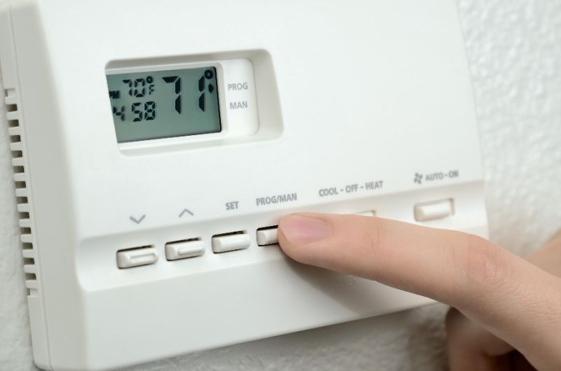 ▲許多人開始使用電暖爐、除濕機,維持室內暖和與低濕度的乾燥環境,但眼睛表面的水分也會隨之減少。(圖/品牌提供)