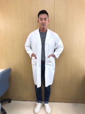 ▲江俊翰演醫生苦惱台詞難背。(圖/民視) ▲江俊翰演醫生苦惱台詞難背。(圖/民視)